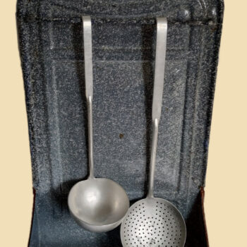 Vintage grijsgewolkt emaille lepelrek met lekbak inclusief schuimspaan en soeplepel