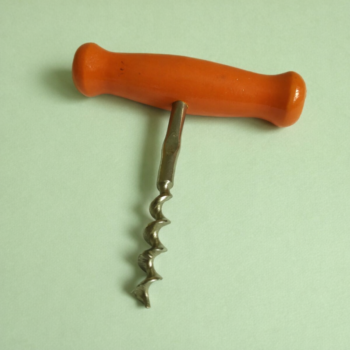 Vintage houten kurkentrekker in de kleur oranje