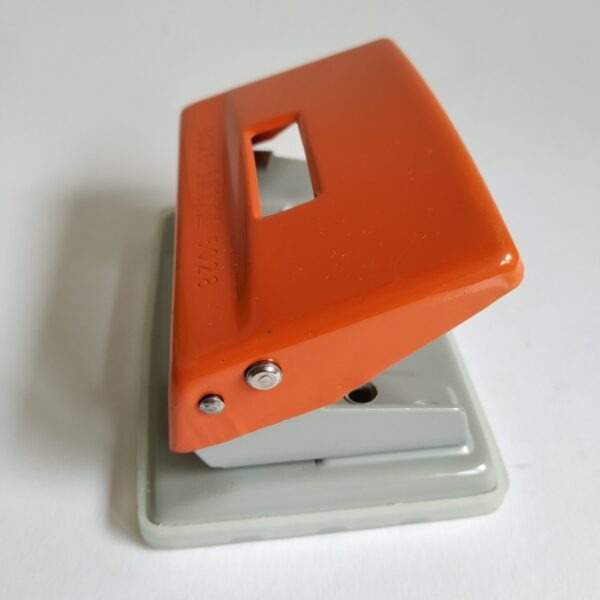 Perforator Leitz 5028 – oranje – 11×7,5×6,5 cm (2)