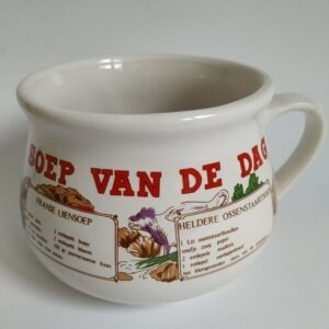 Vintage soepkom met soep van de dag