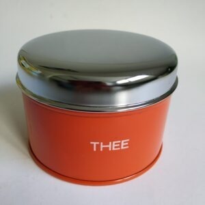 Vintage thee blik in de kleur oranje met chromen deksel