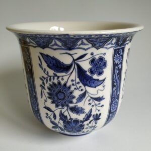 Vintage bloempot in de kleur blauw/wit bloemen