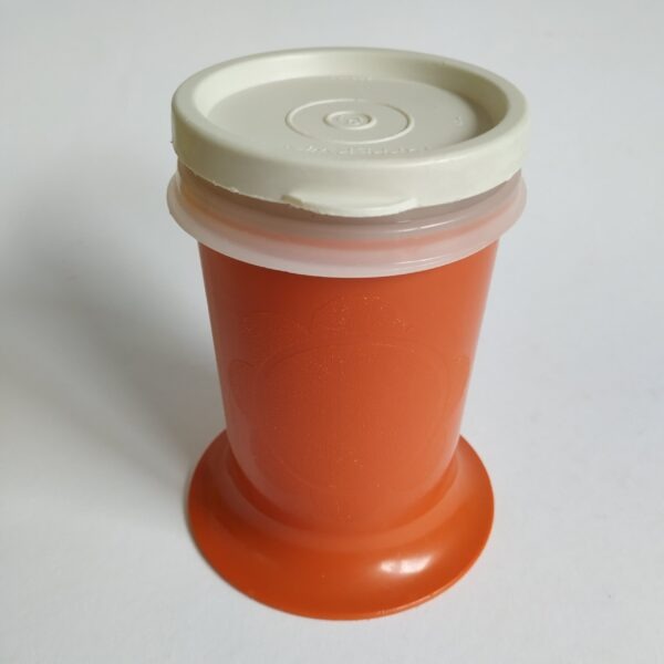 Kinderbeker Tupperware (oranje) met goed sluitende deksel – inhoud 200 ml (1)