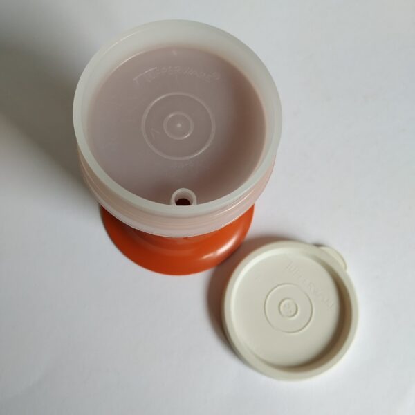 Kinderbeker Tupperware (oranje) met goed sluitende deksel – inhoud 200 ml (2)