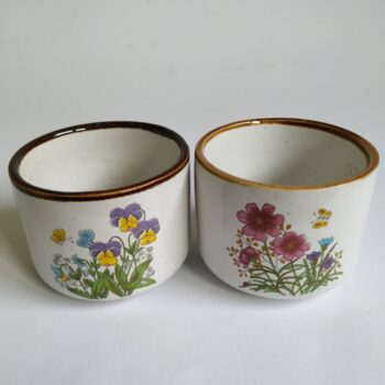 Vintage kommetjes uit de jaren 70 met afbeelding van wilde bloemen