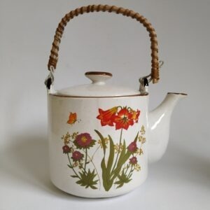 Vintage theepot uit de jaren 70 met afbeeldingen van wilde bloemen