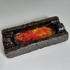 Vintage stevige aardewerk asbak met lava glazuur in de kleuren rood/geel/oranje