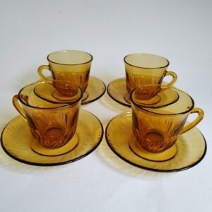 Vintage glazen kop en schotel ( France) in een mooie amberkleur