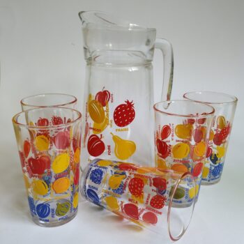 Vintage sap kan met vijf drinkglazen in vrolijke kleuren