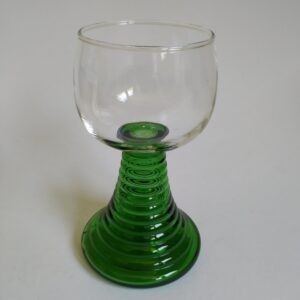 Vintage moezel – wijnglas met licht groene voet. De mooie groene voet geeft een gezellige uitstraling. Bovendien leuk om te geven als cadeau met een fles wijn erbij. Totale hoogte van wijnglas is 13,5 cm. Inhoud glas is 200 ml. In goede vintage staat.