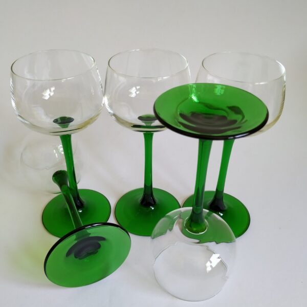 Vintage wijnglazen / moezelglazen France met hoge groene voet