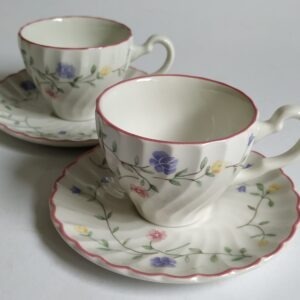 Vintage espressokop en schotel van Johnson Brothers Summer Chintz