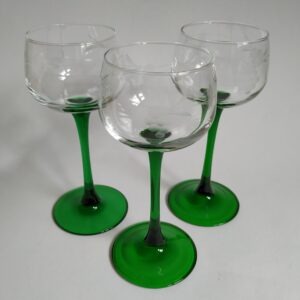 Vintage wijnglazen / moezelglazen Luminarc France met hoge groene voet met afbeeldingen van druiven