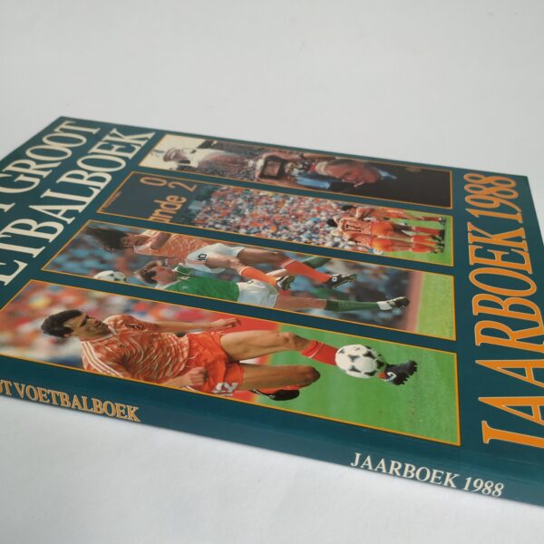 Vintage boek van voetbal International. HET GROOT VOETBALBOEK, JAARBOEK 1988.