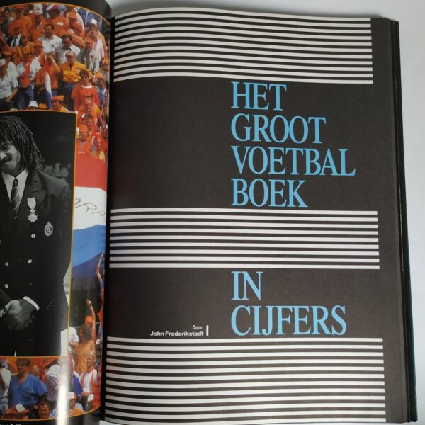 Vintage boek van voetbal International. HET GROOT VOETBALBOEK, JAARBOEK 1988.