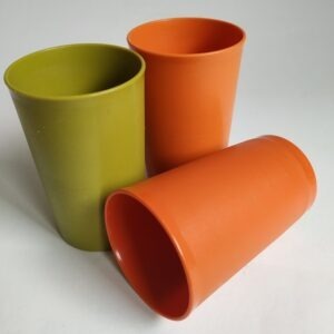 Vintage bekers van Tupperware in de kleuren oranje en groen