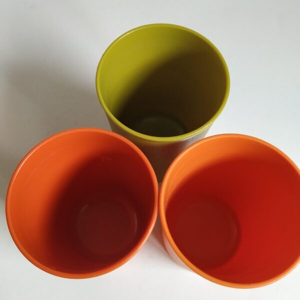 Vintage bekers van Tupperware in de kleuren oranje en groen