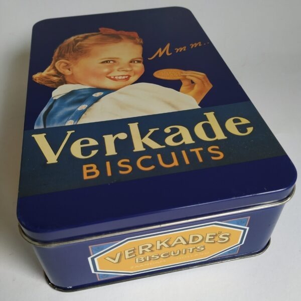 Koekblik – trommel Verkade Biscuits met afbeelding meisje Mmm.. – afmeting 21×13,5x6cm (1)