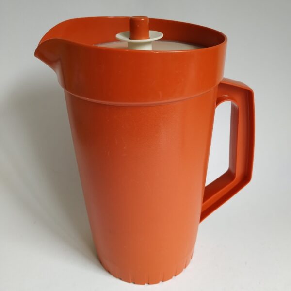 Schenkkan – sapkan van Tupperware – inhoud 2 liter – kleur warm oranje – hoogte 24 cm – diameter 14 cm (1)