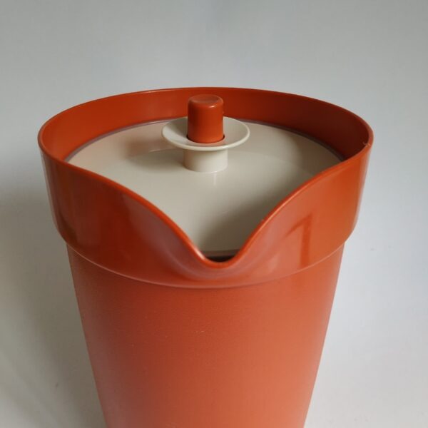 Schenkkan – sapkan van Tupperware – inhoud 2 liter – kleur warm oranje – hoogte 24 cm – diameter 14 cm (2)