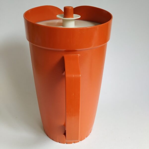Vintage schenkkan of sapkan van Tupperware in een mooie kleur, warm oranje