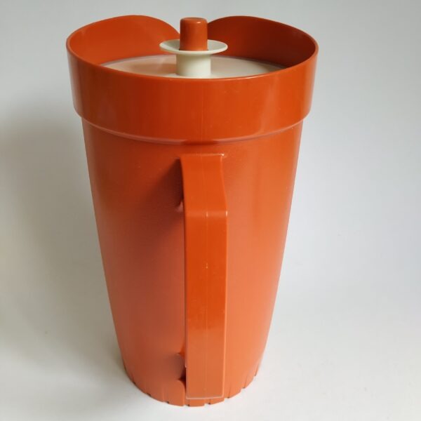 Schenkkan – sapkan van Tupperware – inhoud 2 liter – kleur warm oranje – hoogte 24 cm – diameter 14 cm (3)