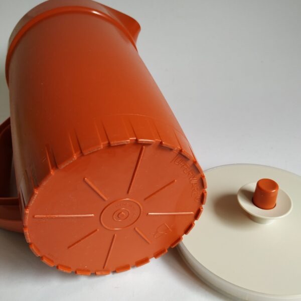 Schenkkan – sapkan van Tupperware – inhoud 2 liter – kleur warm oranje – hoogte 24 cm – diameter 14 cm (5)