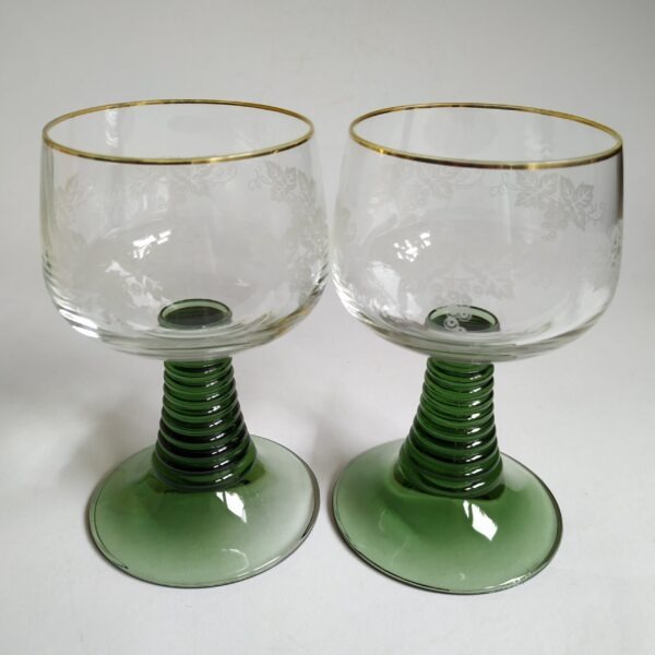 Vintage wijnglazen / moezelglazen met groene voet en goudkleurige rand