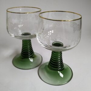 Vintage wijnglazen / moezelglazen met groene voet en goudkleurige rand