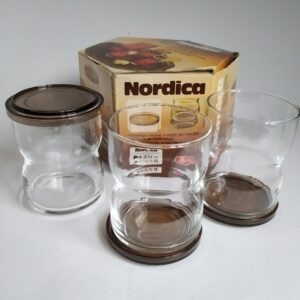 Vintage dranken set, 3 glazen in elegante vorm met kunststof deksel van Nordica