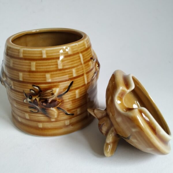 Honingpot – suikerpot met deksel – (licht bruin) versierd met bijtjes – hoogte 12 cm – diameter 9 cm (3)