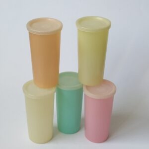 Vintage kunststof bekers van Tupperware in 5 verschillende zachte kleuren