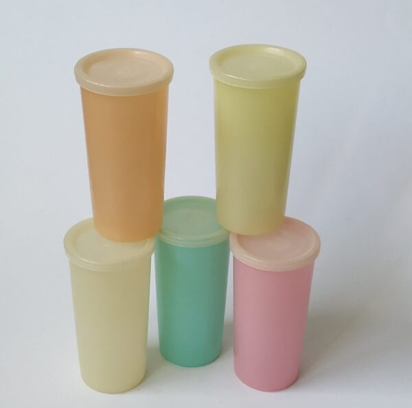 Bekers van Tupperware – 5 stuks in verschillende kleuren – inhoud 150 ml (1)