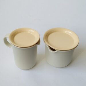 Vintage roomstel van Tupperware, bestaande uit een suikerpot en melkkannetje met deksel