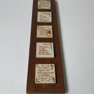 Vintage houten wandplank met 5 leuke tekst tegeltjes