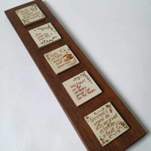 Vintage houten wandplank met 5 leuke tekst tegeltjes