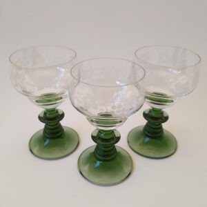 Vintage wijnglazen / moezelglazen met groene voet en afbeelding druiventak