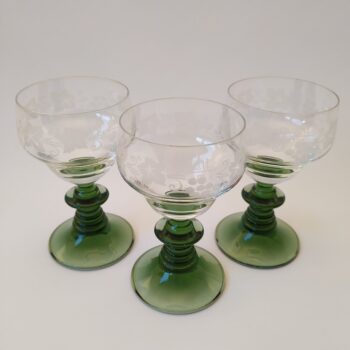 Vintage wijnglazen / moezelglazen met groene voet en afbeelding druiventak