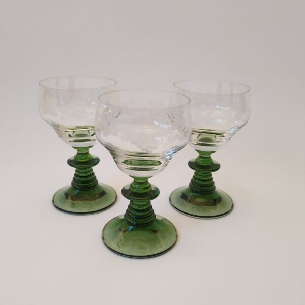 Vintage wijnglazen / moezelglazen met groene voet en afbeelding druiventak
