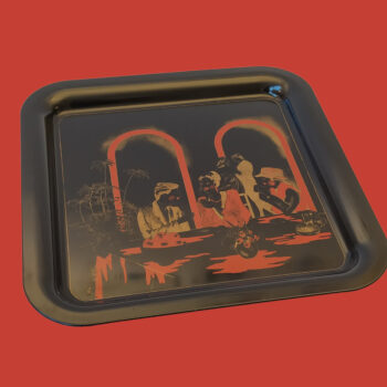 Vintage vierkantig dienblad van metaal in de kleuren zwart, rood en goudkleurig