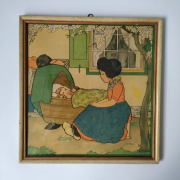 Op te hangen aan de wand, zie haakje achterzijde.