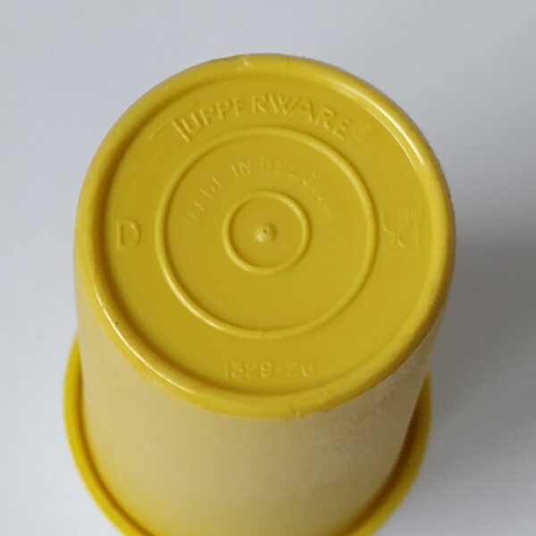 Vintage kunststof pomp dispenser ketchup/mosterd van Tupperware in de kleuren geel/wit