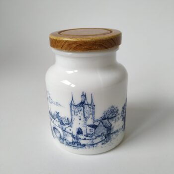 Vintage mosterdpot / kruidenpot in melkglas met goed sluitende metalen deksel in houtstructuur