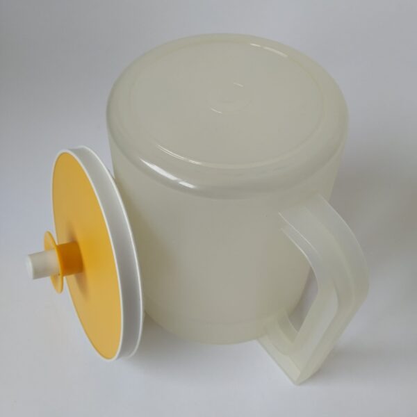 Schenkkan transparant van Tupperware – 1,5 l inhoud met gele afsluitbare deksel (5)