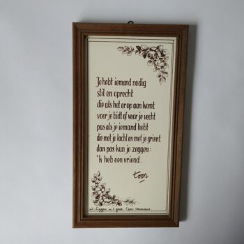 Vintage wandtegel van Toon Hermans in houten lijst met mogelijkheid om op te hangen
