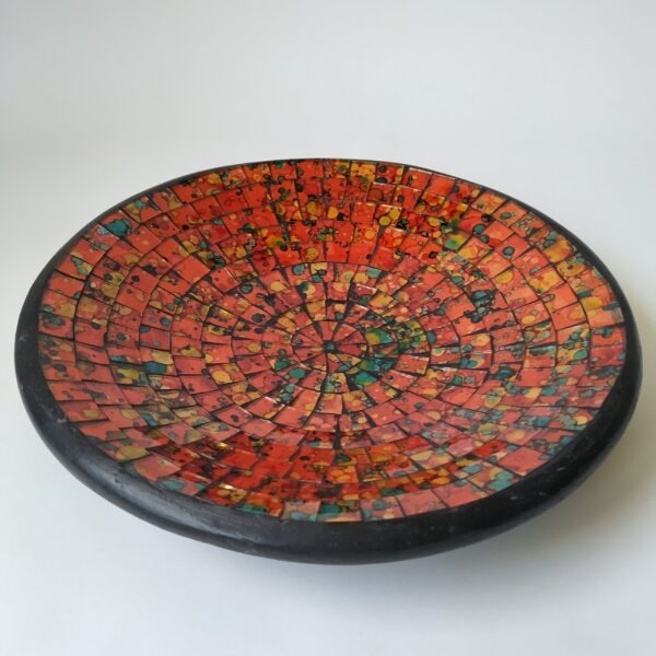 Schaal van keramiek bekleed met een mozaïek van gekleurde stukjes glas