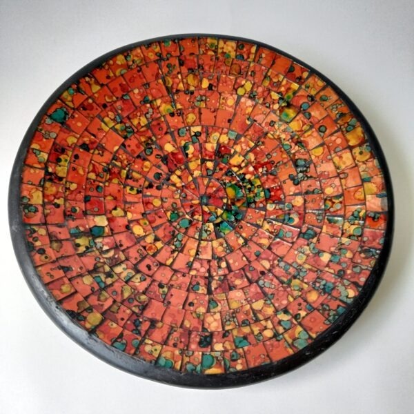 Schaal van keramiek bekleed met een mozaïek van gekleurde stukjes glas