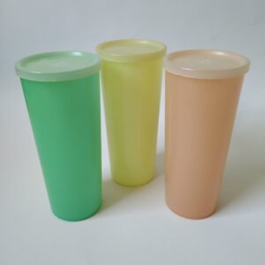 Vintage kunststof bekers van Tupperware in 3 verschillende kleuren