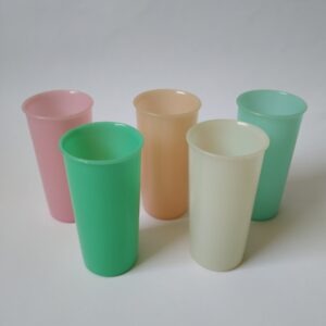 Vintage kunststof bekers van Tupperware in 5 verschillende zachte kleuren