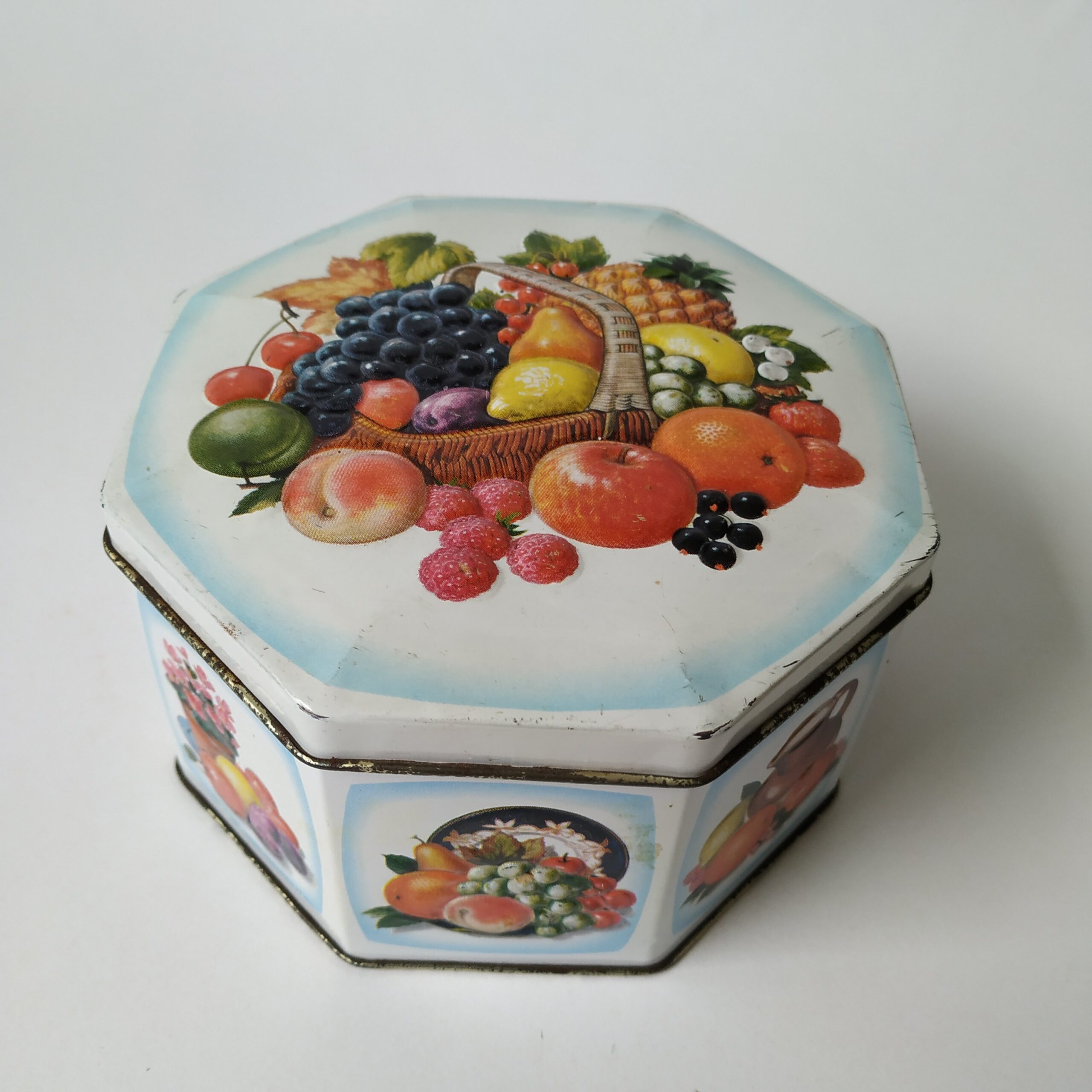 Vintage achtkantig blik/trommel met fruit decor in reliëf